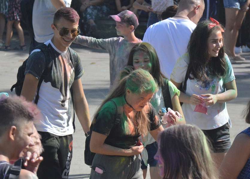 Забарвлені та щасливі: у Луцьку кольорові святкування Дня молоді (фото) 