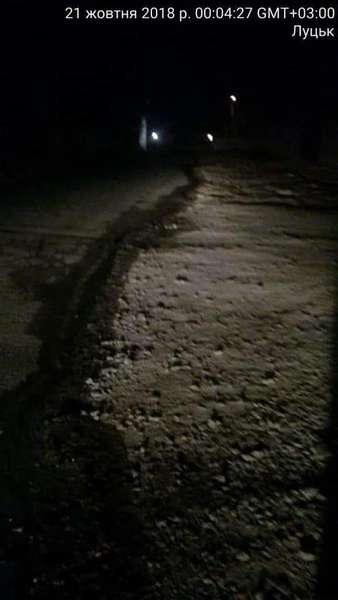 У Луцьку чоловік зливав нечистоти на узбіччя дороги (фото)