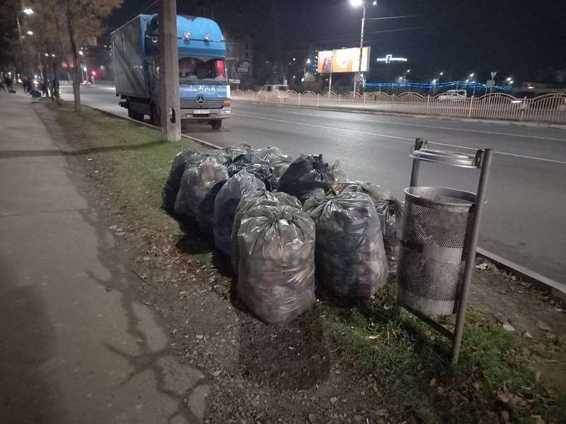 Лучани залишають мішки з сміттям біля дороги (фотофакт)