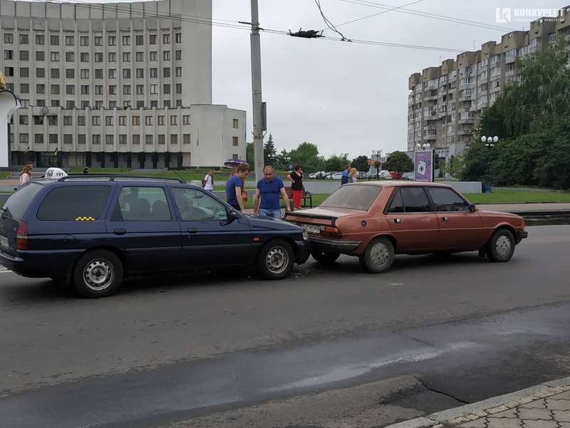 Не зреагував на «червоне»: у Луцьку таксі протаранило легковик (фото)