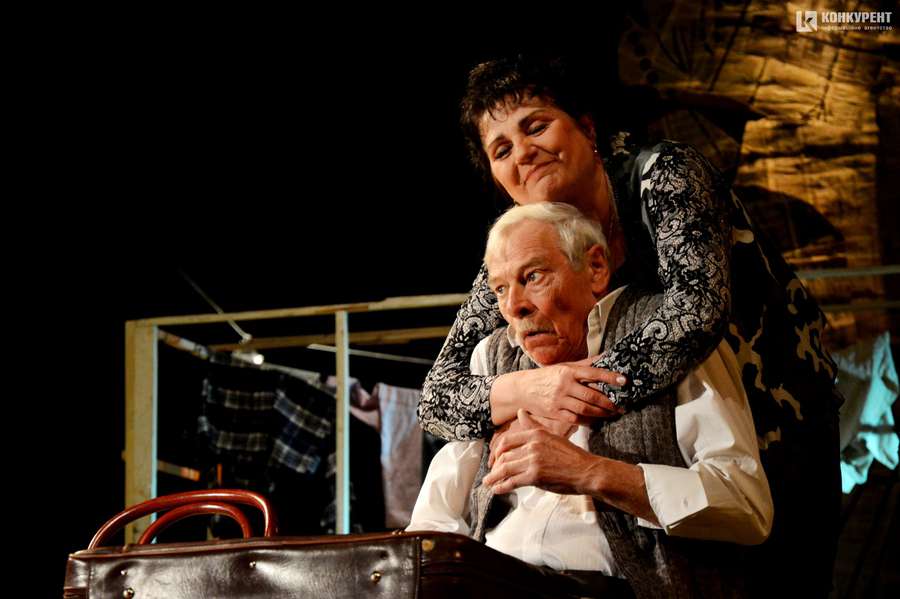 Вистава про буденність і любов: луцькі пенсіонери безкоштовно відвідали театр  (фото)