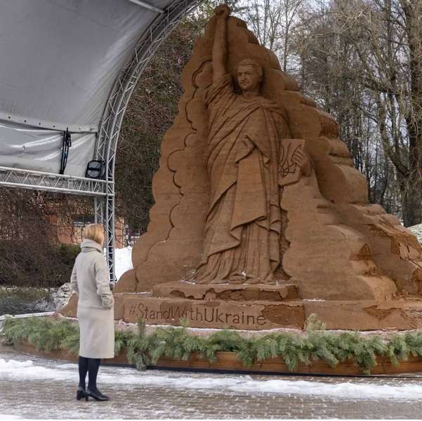 В Естонії створили скульптуру Зеленського у стилі статуї Свободи (фото)