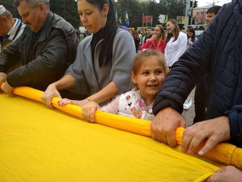 У Луцьку розгорнули рекордний синьо-жовтий стяг (фото) 