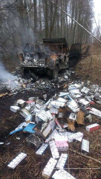 Контрабандисти з Волині, втікаючи, спалили авто і 20 ящиків цигарок 