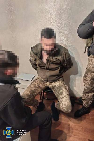 Волинські СБУшники затримали російського агента в лавах ЗСУ (фото, відео)