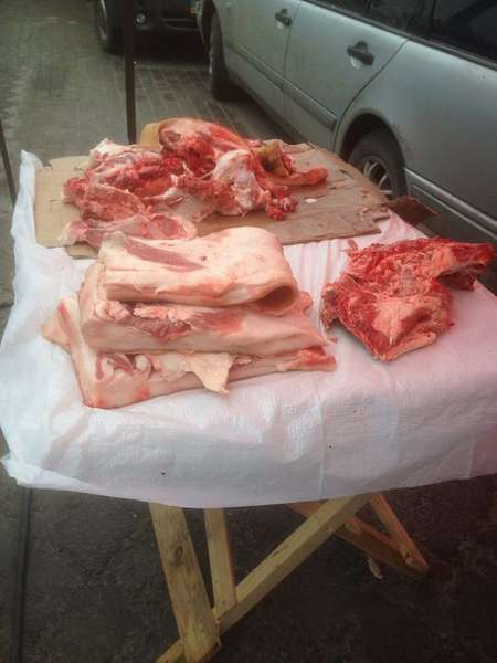 У Луцьку «підпільно» продавали свиняче м'ясо (фото)