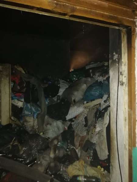 Гори мотлоху: показали фото згорілої квартири в Луцьку