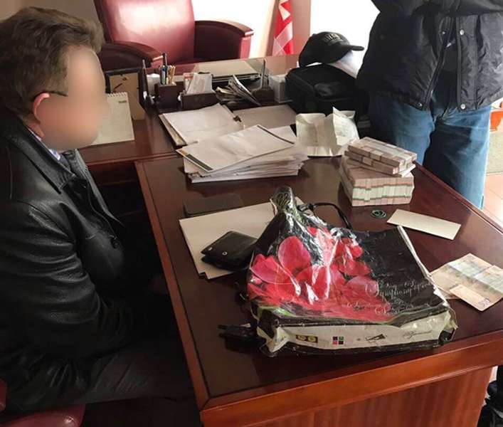 У Луцьку на хабарі затримали керівника підрозділу облспоживспілки (фото)