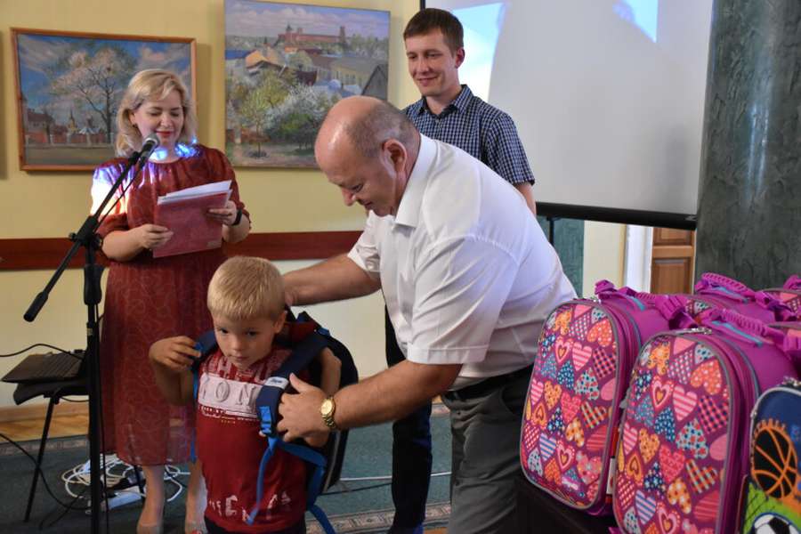 “Скоро до школи”: діти із сімей учасників АТО отримали подарунки від “SKF Україна” (фото)