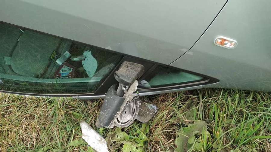 Аварія під Луцьком: авто злетіло у кювет і перекинулося на дах (фото)