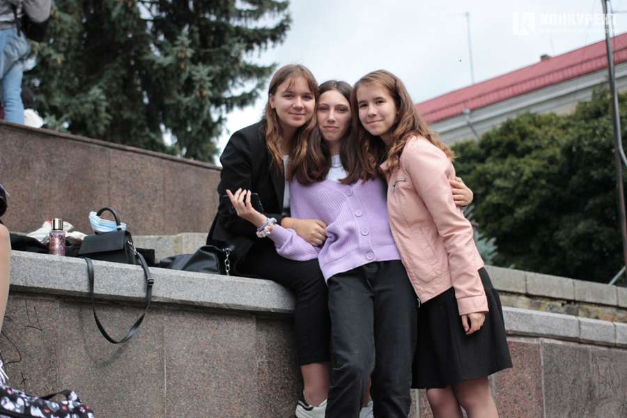 Друзі, хот-доги і бантики: як у центрі Луцька розважаються школярі (фото)