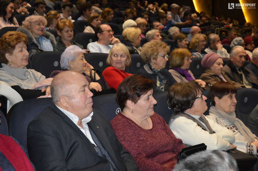 Луцькі пенсіонери безкоштовно дивилися у «Промені» виставу студії-театру «ГаРмИдЕр»