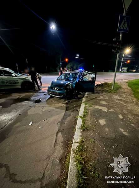У Луцьку вночі п'яна жінка на Nissan Micro збила дорожній знак (фото, відео)
