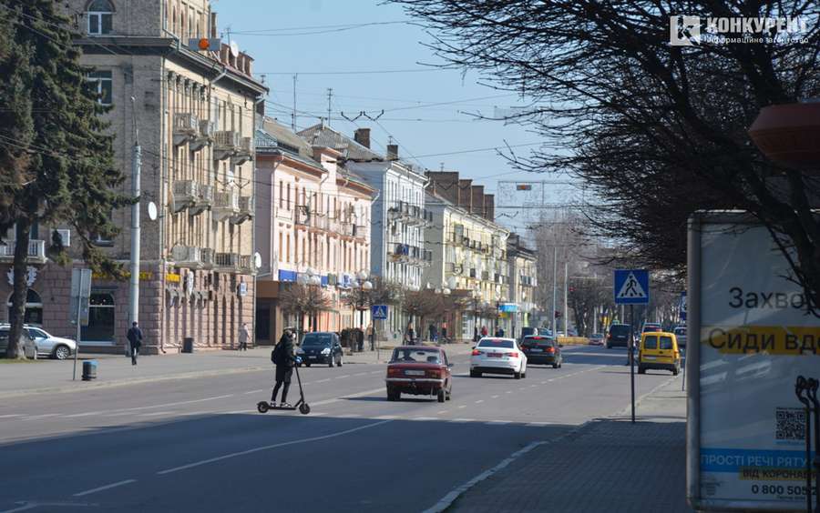 Карантинна весна у Луцьку: маски, черги і малолюдні вулиці (ФОТО)