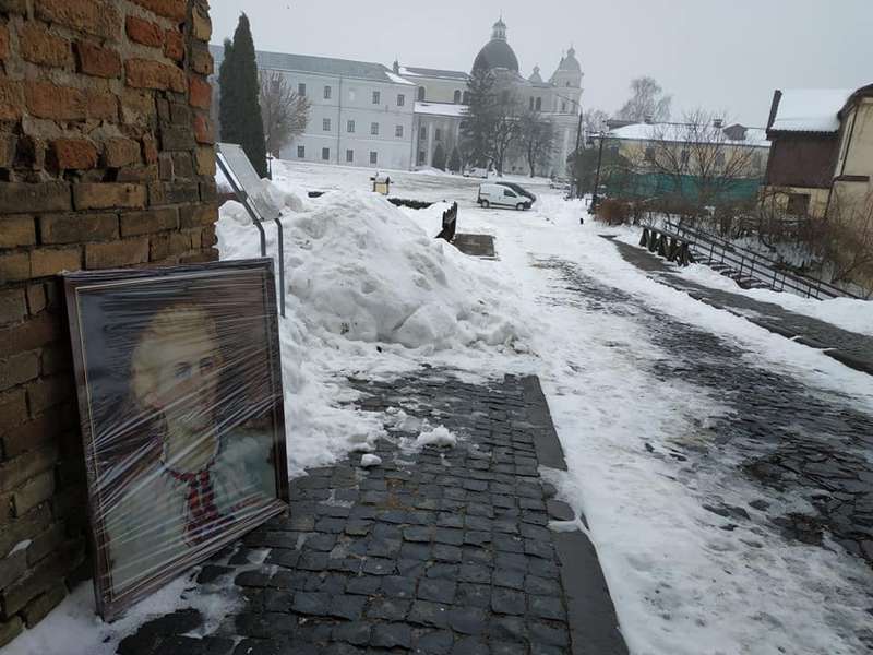 У Луцьку портрет Лесі Українки мандрує стежками, де ходила письменниця в дитинстві (фото)
