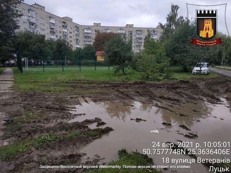 У Луцьку будівельники знищили зелену зону (фото, відео)