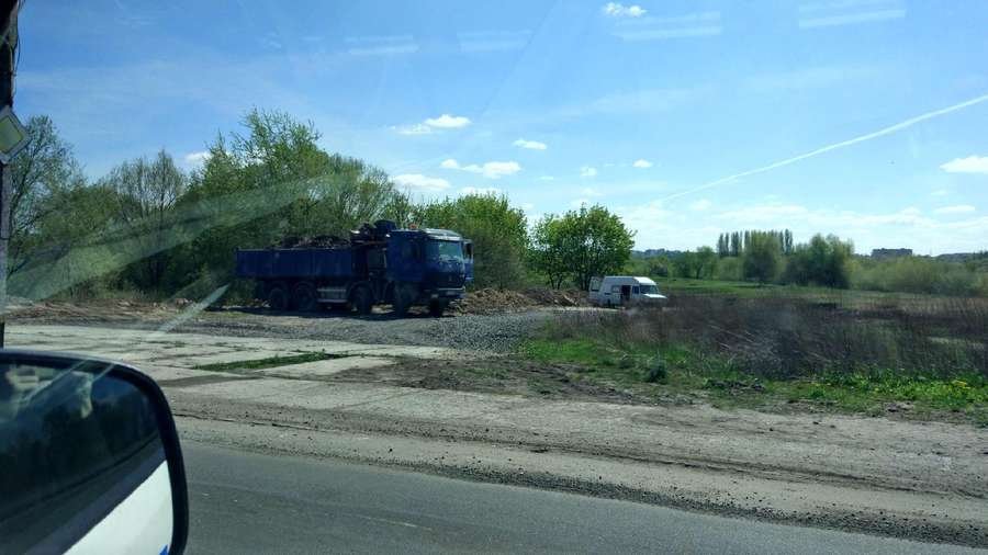 У Луцьку в Стир вантажівка скинула будівельне сміття (фото)