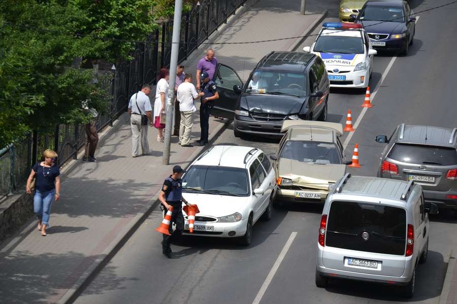 У центрі Луцька зіткнулися три автівки (фото) 