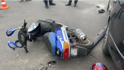 У Луцьку на перехресті скутер протаранив легковик (фото, відео)