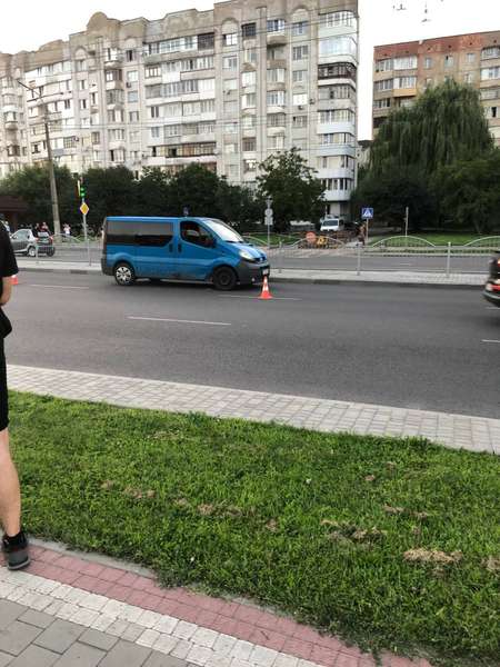 У «бехи» вилетіло колесо: у Луцьку біля «Там-Таму» стукнулись дві автівки (фото)