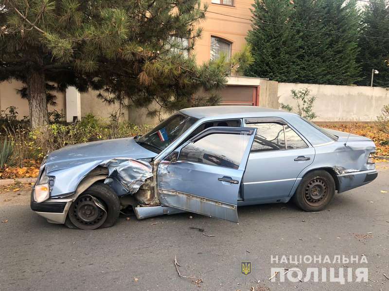 В Одесі швидка в'їхала у дерево: є постраждалі (фото)