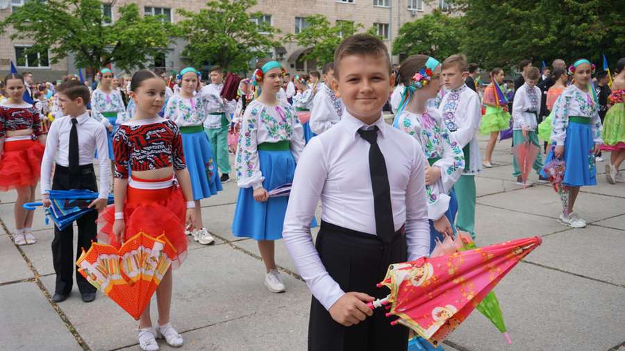 Марш, концерт та багато танців: у Луцьку відсвяткували День захисту дітей (фото)