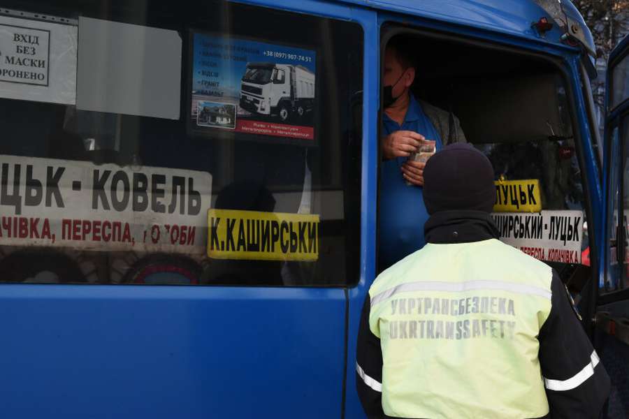 Зупинка заборонена: у Луцьку перевіряють приміські та міжміські маршрутки (фото)