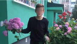 Матюкався і погрожував: агресивний підліток обчистив клумби біля луцького будинку (фото, відео)