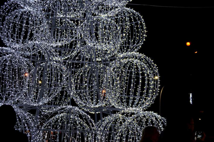 Біля «Променя» засвітили 14-метрову ялинку із кульок (фото)