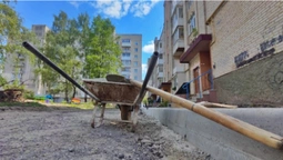 Вкладають бруківку і формують клумби: в Луцьку на проспекті Відродження ремонтують двори (фото, відео)