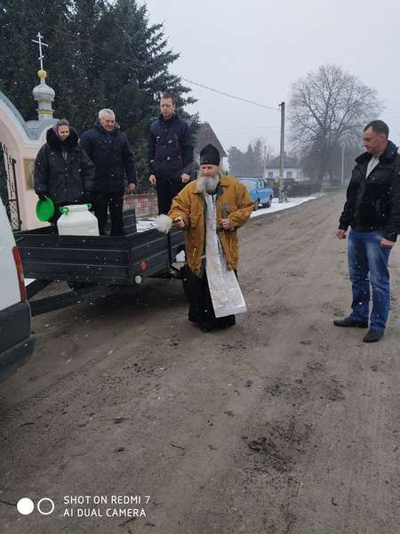 У селі на Волині священник освятив водою вулиці (фото)