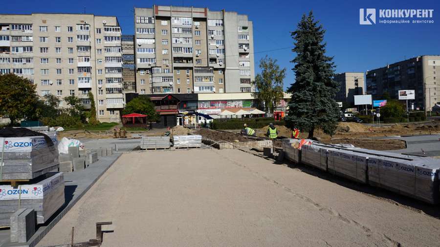 Робота кипить: як реконструюють площу перед РАЦСом у Луцьку (фото)