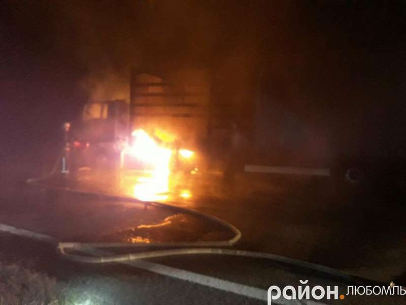 Біля «Ягодина» згоріла вантажівка з водієм (фото) 