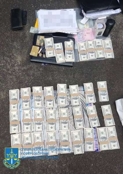 $600 000 хабаря: затримали ексдиректора ДП Міноборони та його спільника (фото)