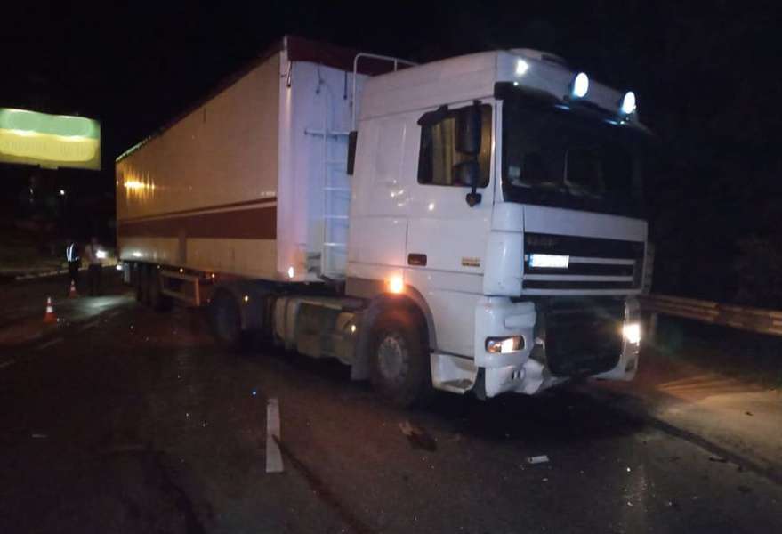 У Луцьку «рено» влетіло у вантажівку: водій легковика загинув (фото)
