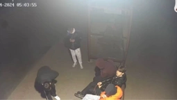 У центрі Луцька хулігани зламали пасхальні декорації та камеру – тепер їх шукають (відео)