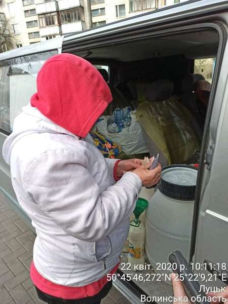 Наливали молоко з машин: у Луцьку оштрафували «вуличних» продавців (фото)