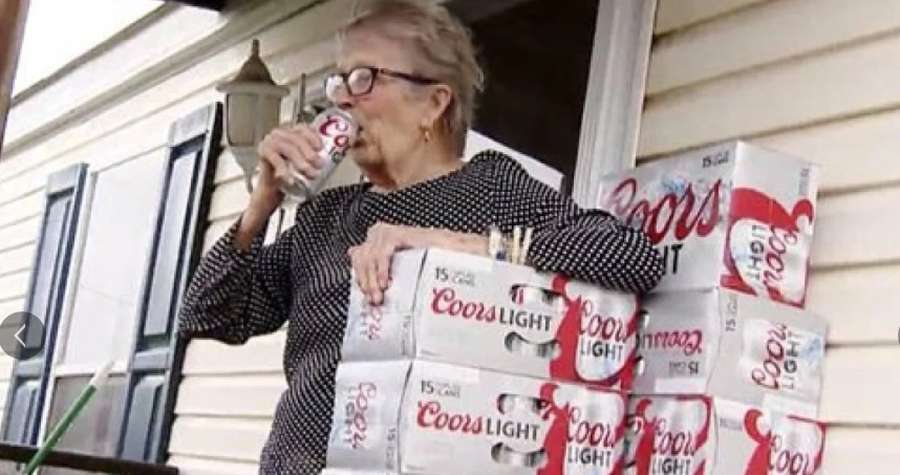 В Америці пенсіонерка отримала 150 банок пива для перебування на карантині (фото)