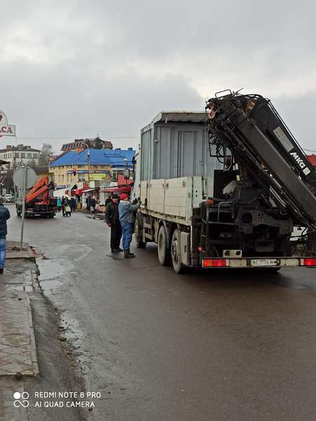Як Старий ринок у Луцьку «прощається» із контейнерами (фото)