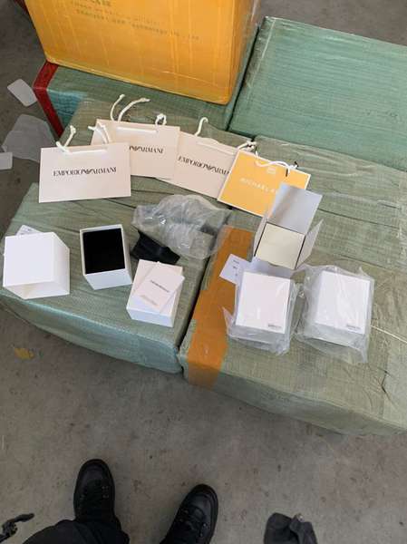 В «Ягодині» виявили партію смартфонів і годинників на 300 тисяч (фото)