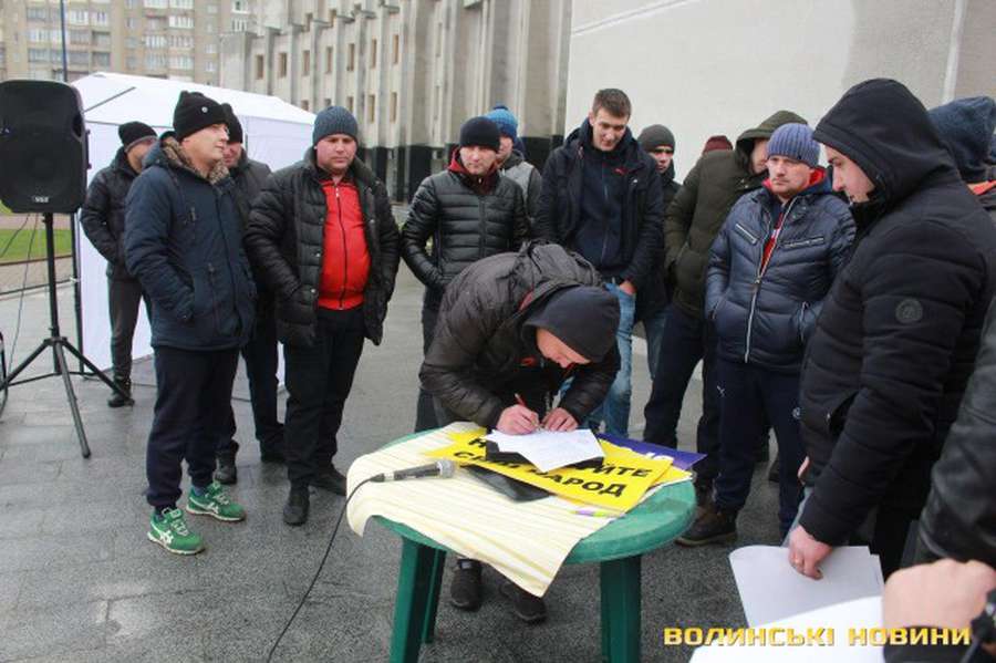 Під Волинською ОДА страйкували «євробляхарі»(фото)