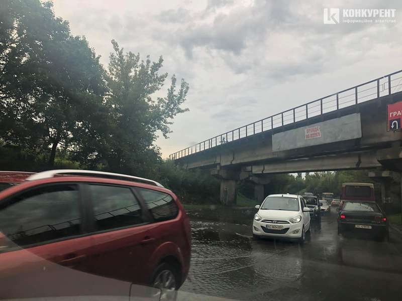 У Луцьку «попливла» вулиця: автомобілі стоять у заторах (фото)