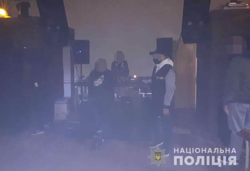 Зі спецназом і собаками: у Луцьку «накрили» нічний клуб (фото)