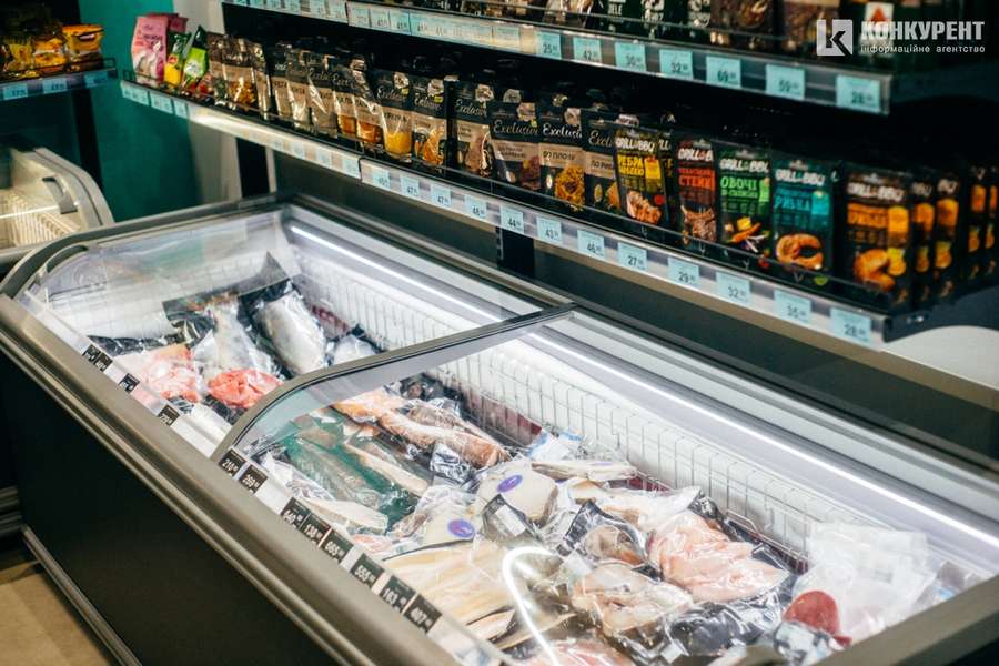 Риба, м’ясо, овочі та дичина: у Луцьку працює найбільший магазин заморожених продуктів (фото)*