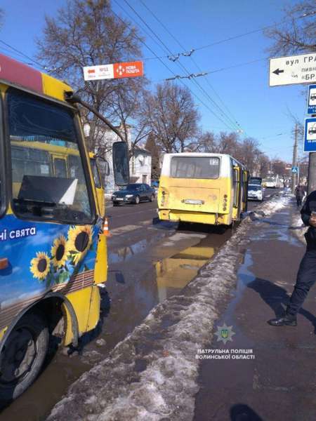 У Луцьку зіткнулися дві маршрутки: постраждали семеро пасажирів (фото)