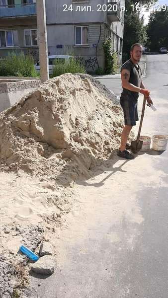 Лучанин висипав гору піску на тротуарі, а будівельне сміття – біля контейнерів (фото)