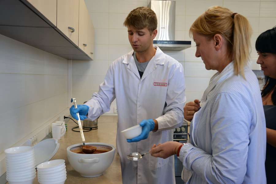 Повар-технолог Іван Карнєєнко пропонує для дегустації томатний суп з новою заправкою від ТМ 
