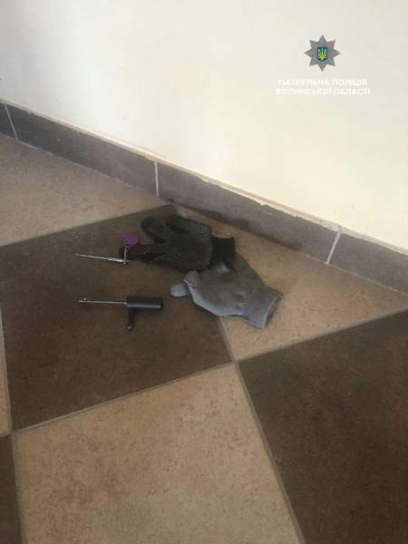У рукавичках та з відмичками: у Луцьку на гарячому спіймали злодіїв (фото)