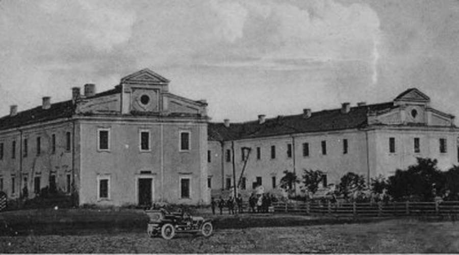 Приміщення окружного суду в Луцьку, 1916 рік (колишній монастир тринітаріїв)