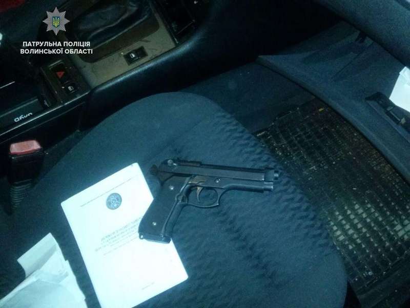 «Двіж» на ДПЗ: патрульним попався п'яний молодик на BMW із пістолетом (фото)